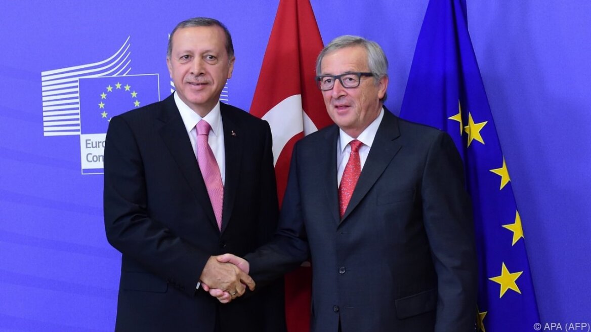 Η Κομισιόν «καλύπτει»  Ερντογάν για την άρση της Ευρωπαϊκής Σύμβασης Ανθρωπίνων Δικαιωμάτων